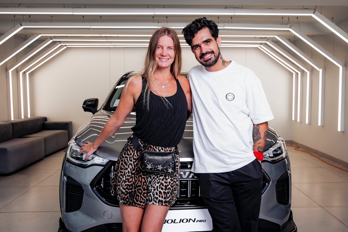 Javiera Acevedo junto a su Jolion Pro, uno de los mejores SUV del mercado.